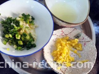 凉拌炸蛋,葱花，蒜末，柠檬皮末，柠檬汁