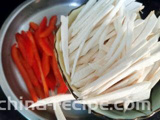 凉拌炸蛋,彩椒切丝，杏鲍菇切丝