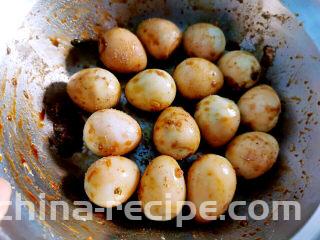 凉拌炸蛋,鹌鹑蛋加入生抽，搖一搖替蛋白上色