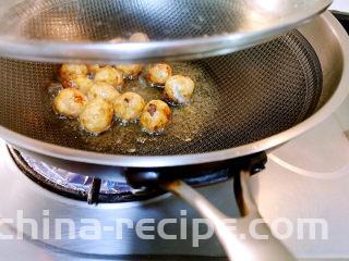 凉拌炸蛋,鹌鹑蛋下油锅，一会儿就炸开了花