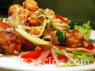 凉拌炸蛋,好吃的炸蛋配上辛香料与辅料，令人食欲大开