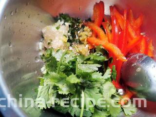 凉拌炸蛋,加入蒜，葱，香菜，彩椒