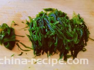 黄豆芽拌海带,海带用清水浸泡，清洗干净切丝。