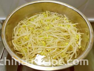 黄豆芽拌海带,黄豆芽去掉根部，放入开水中煮至断生。