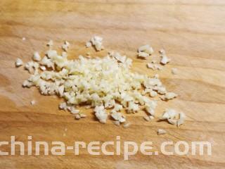 黄豆芽拌海带,蒜切碎。