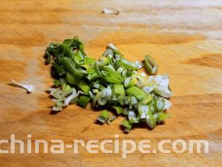 黄豆芽拌海带,葱切碎。