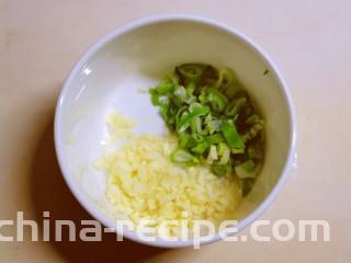 黄豆芽拌海带,葱蒜放入小碗里。