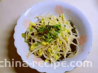 黄豆芽拌海带,大碗里面放入海带、黄豆芽和香菜。