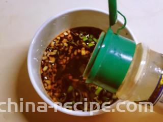 黄豆芽拌海带,放入胡椒粉。