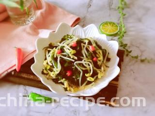 黄豆芽拌海带,放入红尖椒，装盘上桌。