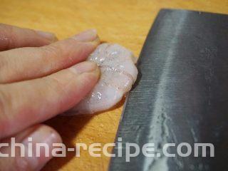 酸椒煮虾球,2.用刀沿虾仁正中间切开，去除虾线

