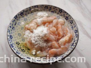 酸椒煮虾球,4.将鸡蛋分离蛋清和蛋黄，将蛋清、淀粉放入虾仁中搅拌均匀，使虾仁表面裹一层薄薄的粉糊，撒适量盐调味