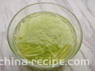 酸椒煮虾球,5.莴笋去皮后切成细丝
叨叨叨：垫底的蔬菜可以根据个人口味自行选择：莴笋、土豆丝、笋片均可，没有固定的标准

