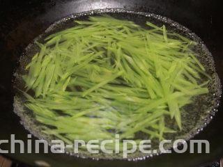 酸椒煮虾球,8.锅内倒入清水下入切好的莴笋丝焯熟捞出放入碗中垫底