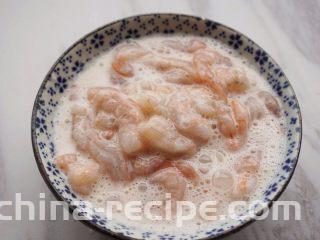 酸椒煮虾球,6.这就是裹上粉糊的虾仁
叨叨叨：因为虾仁清洗后含有一部分水分，所以蛋清半个就可以了，淀粉也不能放太多，薄薄的一层就可以
