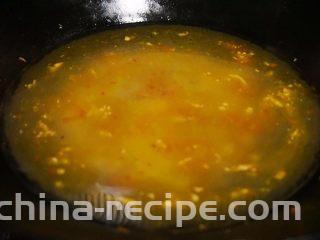 酸椒煮虾球,10.待炒出香味后倒入适量清水煮沸