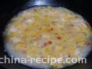 酸椒煮虾球,11.水烧开后将裹上粉糊的虾球放入沸水中大火烧开煮熟即可捞出锅中
叨叨叨：因为虾球中有盐味，泡椒中也带有盐味，所以无需再加盐，以免偏咸

