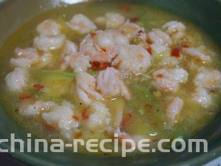 酸椒煮虾球,12.将煮熟的虾球捞出放入垫底的莴笋上，滴上几滴香油，撒上葱花即可食用