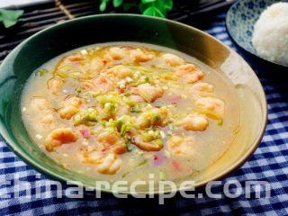 酸椒煮虾球,13.一碗冒着热气，酸爽开胃的酸椒煮虾球就做好了，趁着热气喝上一口，感觉整个口腔都是虾仁的鲜味
 
