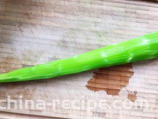 莴笋黄瓜芝麻菜,莴笋去叶去皮，切去尾部老的部分，洗净