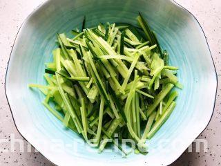 莴笋黄瓜芝麻菜,水果黄瓜洗净，去不去皮随你个人喜好，然后切成丝，和莴笋放在一起