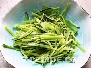 莴笋黄瓜芝麻菜,双手捧着碗上下颠碗，让细盐和食材充分混合，然后静置15分钟