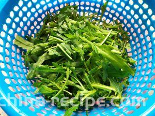 莴笋黄瓜芝麻菜,然后切碎，控干水分