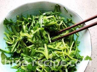 莴笋黄瓜芝麻菜,搅拌均匀，即可