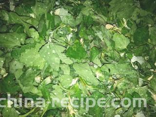 凉拌灰灰菜,多冲洗几次，用凉水泡一会