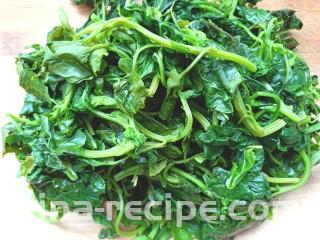 凉拌灰灰菜,挤干水分，切碎