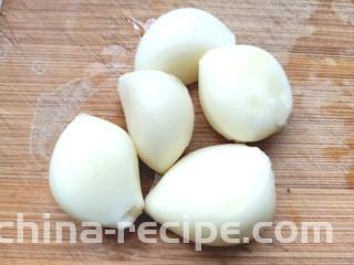 凉拌灰灰菜,蒜洗净