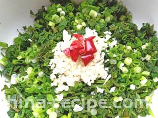 凉拌灰灰菜,碗中放入葱，蒜，干辣椒段