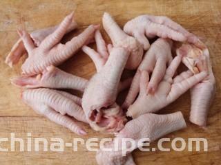 鹌鹑蛋炖凤爪,剁成两半，小心不要切到手