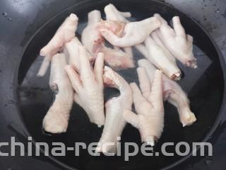 鹌鹑蛋炖凤爪,然后放锅里焯水