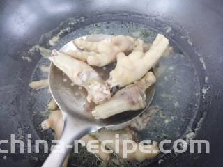 鹌鹑蛋炖凤爪,煮两分钟就可以把凤爪捞出来