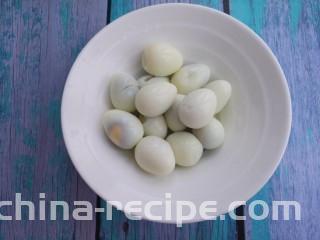 鹌鹑蛋炖凤爪,剥掉皮