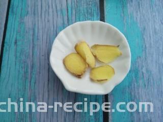 鹌鹑蛋炖凤爪,姜切几片