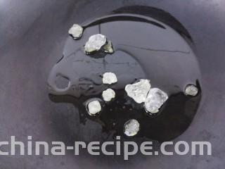 鹌鹑蛋炖凤爪,冷锅冷油，放冰糖