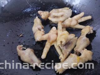 鹌鹑蛋炖凤爪,然后把凤爪放进去炒，凤爪要沥干水分，不然会溅油