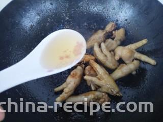 鹌鹑蛋炖凤爪,一勺料酒