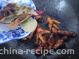 鹌鹑蛋炖凤爪,然后加入桂皮香叶花椒八角