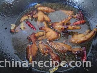 鹌鹑蛋炖凤爪,然后加温水，没过食材即可