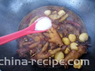 鹌鹑蛋炖凤爪,炖十分钟左右，加一勺盐