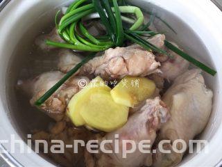 酸辣爽口的柠檬鸡翅根,换个干净的锅，放上水，加入葱姜。