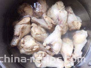 酸辣爽口的柠檬鸡翅根,事先准备好冰水，把煮熟后的鸡翅根放入冰水中冷却。