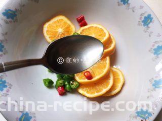 酸辣爽口的柠檬鸡翅根,取一干净容器，把柠檬片和辣椒放入，再加入白醋。