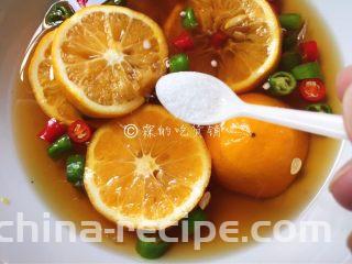 酸辣爽口的柠檬鸡翅根,加适量的水后，尝尝味道，有啥不足的可以再加，如果觉得不够咸就再加盐（不要再放生抽了，颜色太深就不好看了。）