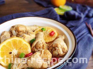 酸辣爽口的柠檬鸡翅根,浸泡一夜后第二天食用比较能够入味，当场浸当场吃绝对是没有味道的哦。