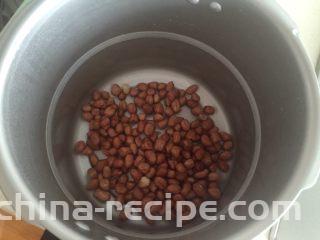 话梅花生米,放入高压锅里（高压锅煮花生米有效率）