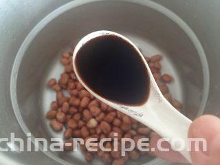 话梅花生米,然后是一勺生抽酱油。